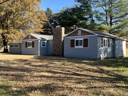 The Turkey Farmhouse just a few minutes from Rend Lake