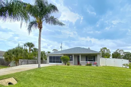 Newly Furnished/Heated pool, Game room, 10 mins from Beach Отели в г. Себастиан