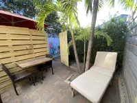 Remodeled Beach Cottage, Queen Bed , Walk to Ocean, Dining & Shops!