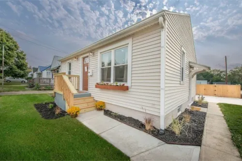 Kingwood Cottage, a beautiful 2-bedroom cottage across from Kingwood