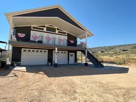 Summer mountain getaway + private hot tub!