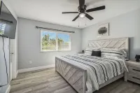 Remodeled relaxing pool home. Great location. Pet friendly Các khách sạn gần Warm Mineral Springs Park