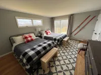 Modern Home: Hot Tub, Mountain Views & EV Charger