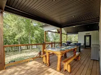 Porch-lovers Paradise! SLEEPS 11-12. Multiple fire pits. Only 0.8mi to boat ramp Hotels in Grayson County
