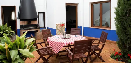 Casa Besana is an old farmhouse renovated in La Mancha toledana. Отели рядом с достопримечательностью «Castillo de Consuegra»