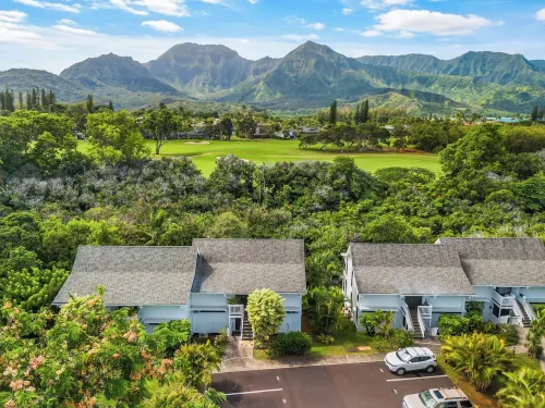 Studio with AC, lanai, and mountain views. Steps from the ocean with beach gear!