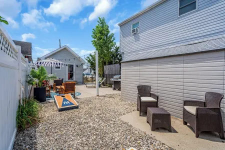 Coral Door Inn - Outdoor Shower - 3 Blocks to the Beach - Beach Badges Included