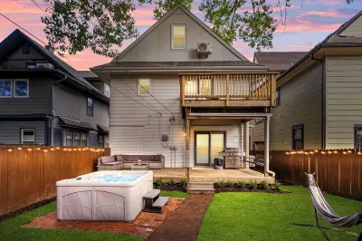 6Br HotTub & Cinema Vibes Perfect KC Stay for Friends & World Cup Fans! Hotels near National WWI Museum and Memorial