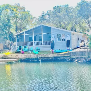 Limited-Time Discount at Paddle Paradise: Jacuzzi, Kayaks & Sauna