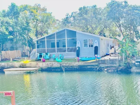 Paddle Paradise: 3/2 Bath House with Jacuzzi, Kayaks, Paddleboards & Game Room Отели рядом с достопримечательностью «Уики Уэши Спринг»