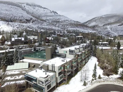 Beautiful Vail Mountain View Condo with Shuttle to Skiing - sleeps 6! Simba Run