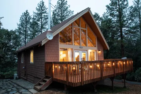 Yosemite Retreat: Pet-Friendly Hilltop Cabin in Tranquil Surroundings