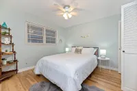 MidCentury Modern 3BR 2BA + Hot Tub in College District