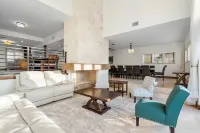 Waterfront 5 Bed/5Bath Home-Pool, Dock, Las Olas