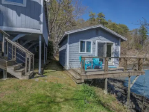Edgecomb Maine.  Close to Boothbay & Wiscasset.  Very private and relaxing. Hotels in Edgecomb