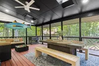 Lakeside Haven: Spacious Retreat with Stunning Views and Family Fun