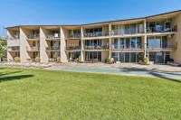 海濱，分體空調，2024年11月翻新，特大床配洗衣機和烘乾機民宿 - 精品
