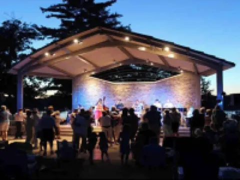 Charming 2-bedroom cottage with Lake Access to School Section Lake