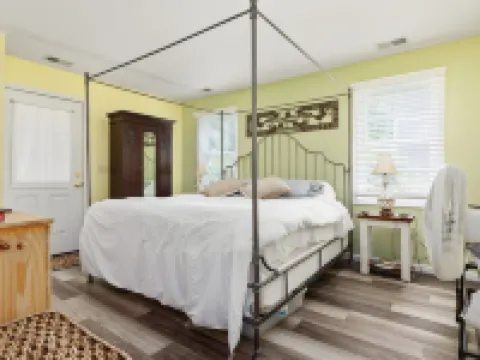 Historical cottage in the town of Paris Hotels in Fauquier County