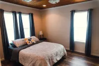 Downtown Cottage Getaway Lake Charles Power Centre附近的飯店