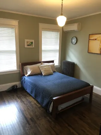 Large Oceanside Apartment. Walk to the beach and many restaurants. Pet Friendly Отели в г. Суомпскотт