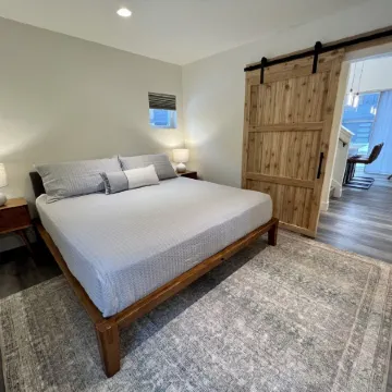 15 Mins. to Ski Resort, Clubhouse Hot Tub + Steam Room, 5 Mins. to Downtown WF