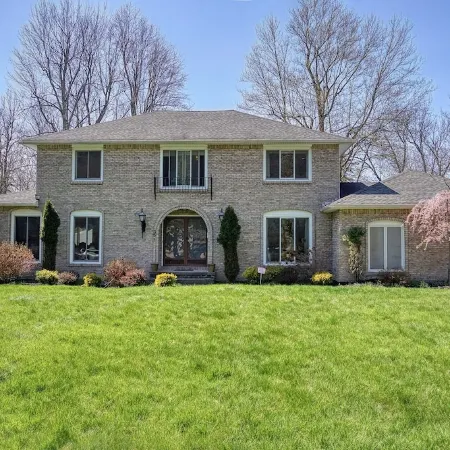 Luxurious, comfortable pool home in Buffalo, minutes from Niagara Falls