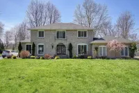 Luxurious, comfortable pool home in Buffalo, minutes from Niagara Falls