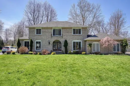 Luxurious, comfortable pool home in Buffalo, minutes from Niagara Falls