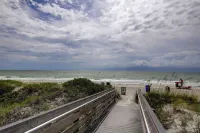 Summer Bliss Beach Condo: Steps to Irb Shores & Splash Harbour Water Park!