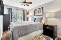 UNDER THE OAKS-Hot Tub & Walk Downtown