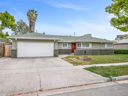 Fresno House Pool Foosball 2 Car Garage 5 Bed/3 Bath Отели рядом со станцией Fresno Station