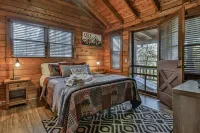 Mtn Views! Triple Decks, Hot Tub under the Stars, Secluded Feel Log Cabin, Games