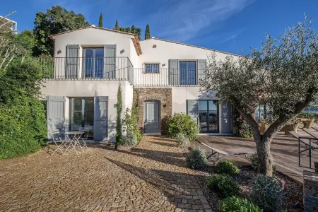 VILLA SOLEIL D'OR GOLFE DE ST TROPEZ, swimming pool at 29° all year round, 180° view