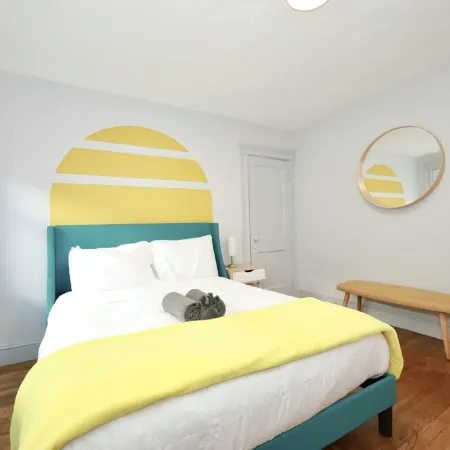 Luke House, Sleeps 14, Weddings, 2 Kitchens, Parking, Close to Airport & Boston