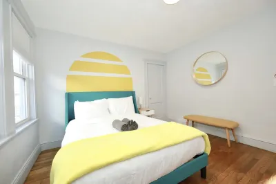 Luke House, Sleeps 14, Weddings, 2 Kitchens, Parking, Close to Airport & Boston Hotels near Gateway Center