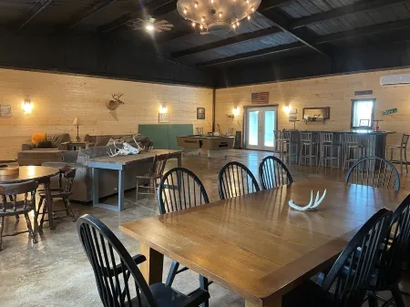 The Rustic Udder-3 Queen 2 Twin/1 bath 15 min to Choctaw Casino