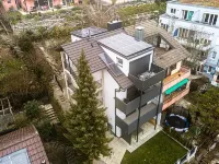 Exclusive (top floor) new-build vacation apartment with distant views