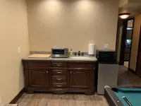 Gorgeous Chalet Cabin w/NEW HOT TUB near National Parks and loaded w'/Amenities!