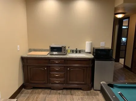 Gorgeous Chalet Cabin w/NEW HOT TUB near National Parks and loaded w'/Amenities!