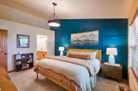 Luxurious and Pristine Winter Park Cabin w Deck Views & Private Hot Tub