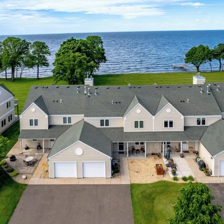 4Br Lakefront Townhome with Stunning Mille Lacs Lake Views in Onamia