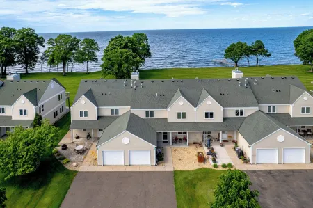 4Br Lakefront Townhome with Stunning Mille Lacs Lake Views in Onamia
