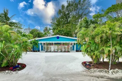 Charming Ground Level Resort Style 3unit condo unit B a few steps from the beach Hotels near howluckyami