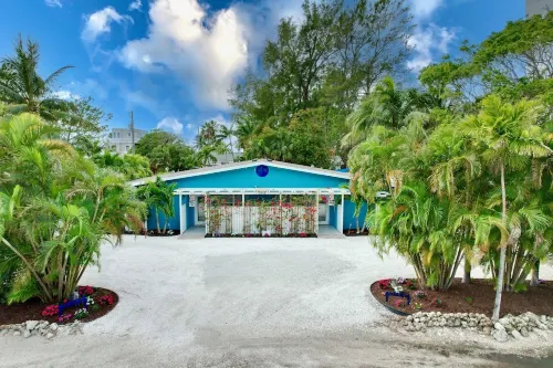 Charming Ground Level Resort Style 3unit condo unit B a few steps from the beach