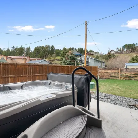 Modern on Main-Walking Distance to Downtown Hill City and Mickelson Trail!