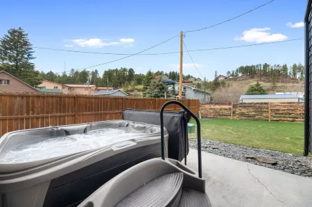 Modern on Main-Walking Distance to Downtown Hill City and Mickelson Trail!