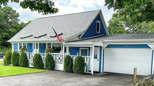 Delightful, newly renovated, 3 bedroom cape in a charming country setting Hotels in Marilla