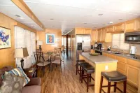 Aqua Lodge Houseboat "Calypso"