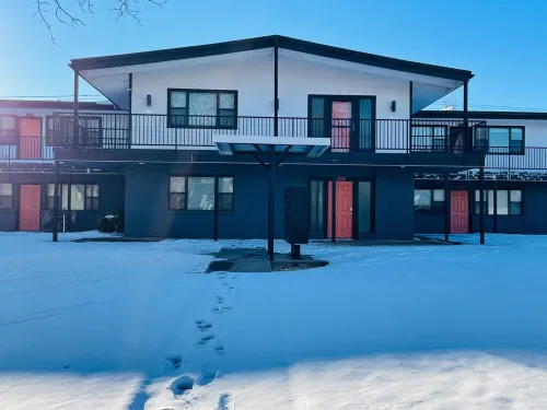 Contemporary Remodeled 6 Bed 4 Bath Apartment